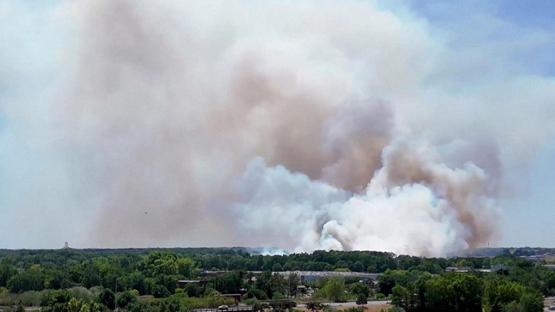 A huge plume of smoke rising near Bordeaux‑Mérignac airport