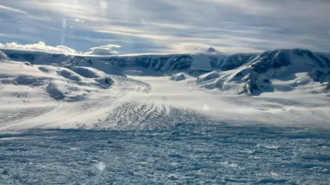 Mystery of Hektoria Glacier's Swift Retreat: Unraveling the Climate Puzzle