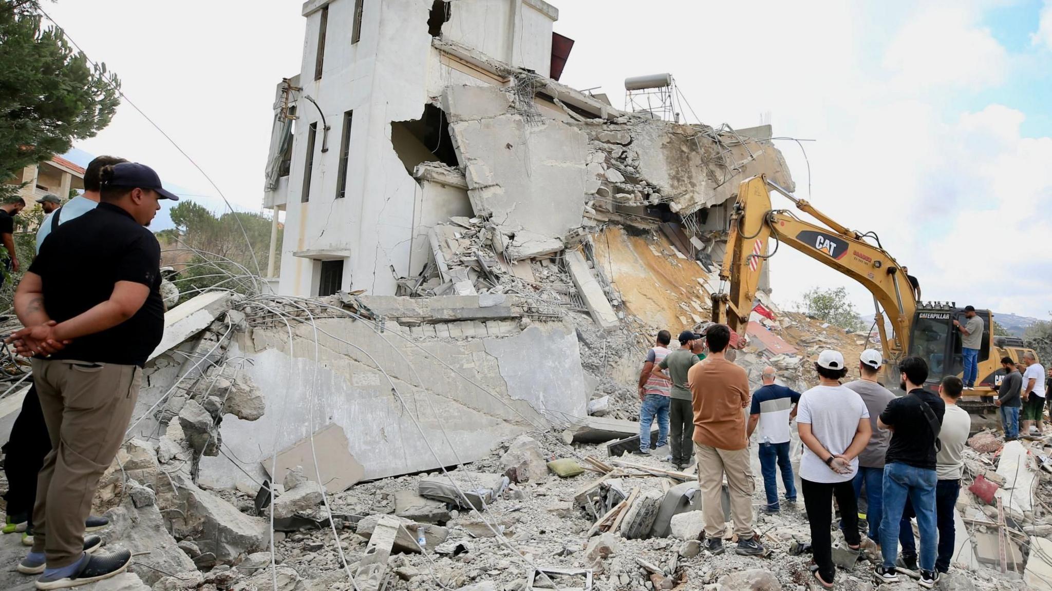 Israeli air strikes kill 11 in southern Lebanese village
