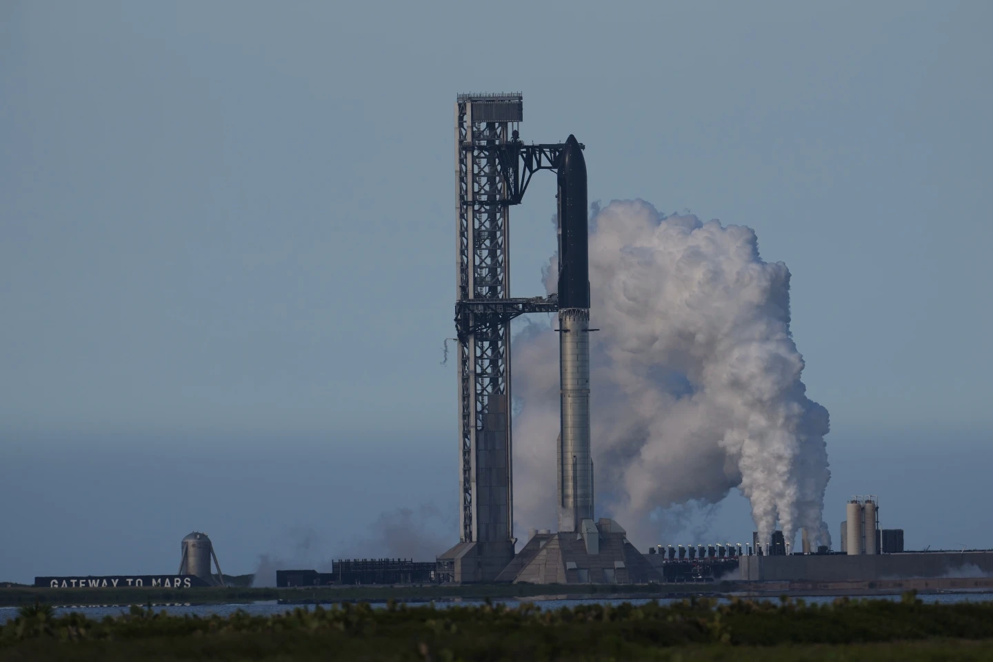 Starship Test Flight Halted: Reusability Pivots for Climate-Neutral Space Exploration