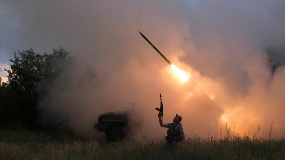 Russian Troop Build‑up in Donbas Threatens Ukraine’s Eastern Strongholds – Environmental Costs Rise