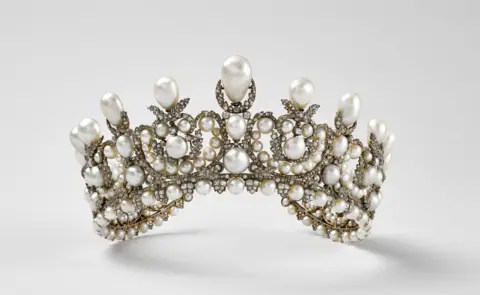 Daring Daylight Heist at Louvre: €88 Million Worth of Jewels Stolen