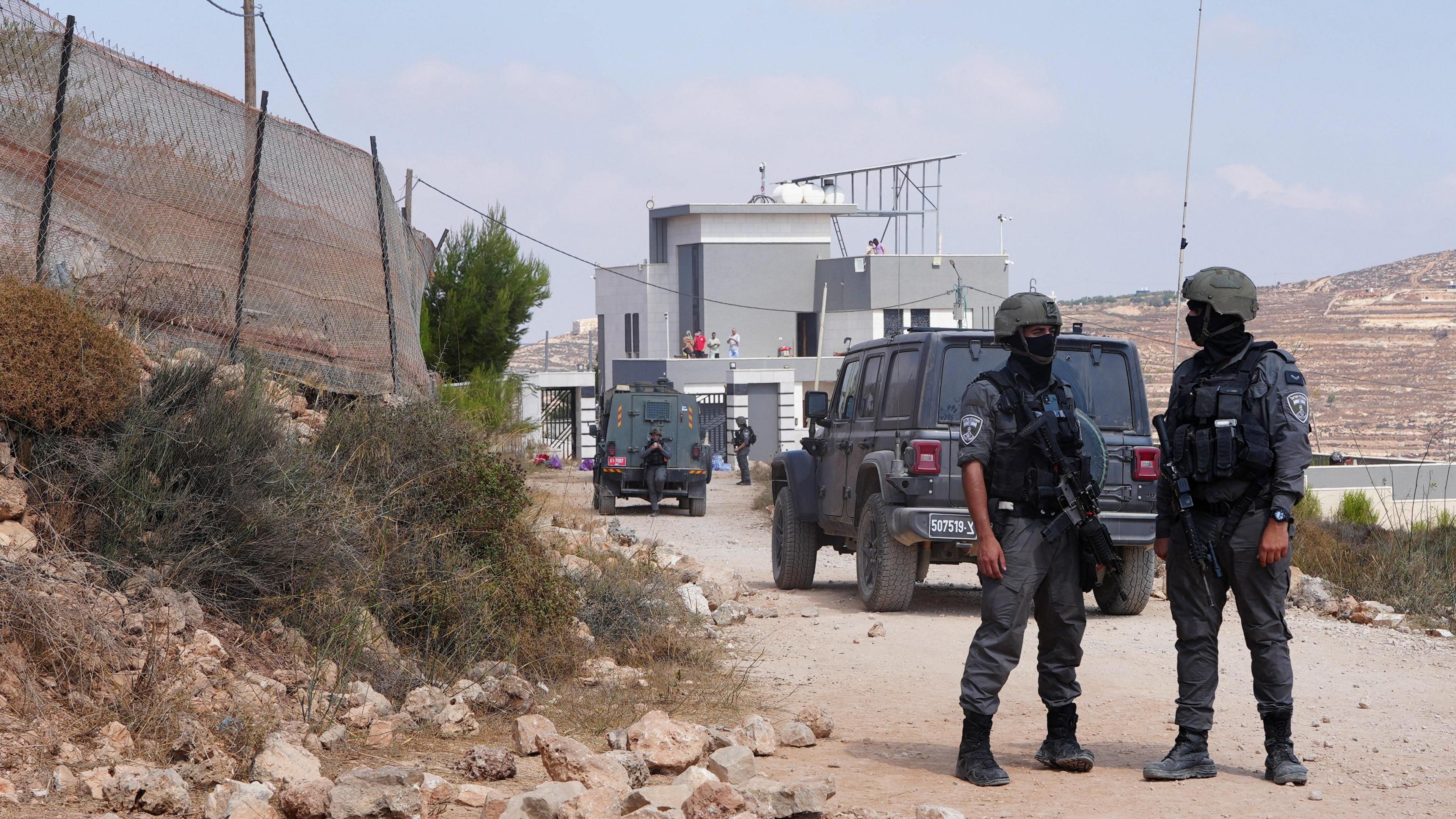 Activists Deliver Aid to Palestinian Homes Under Israeli Siege