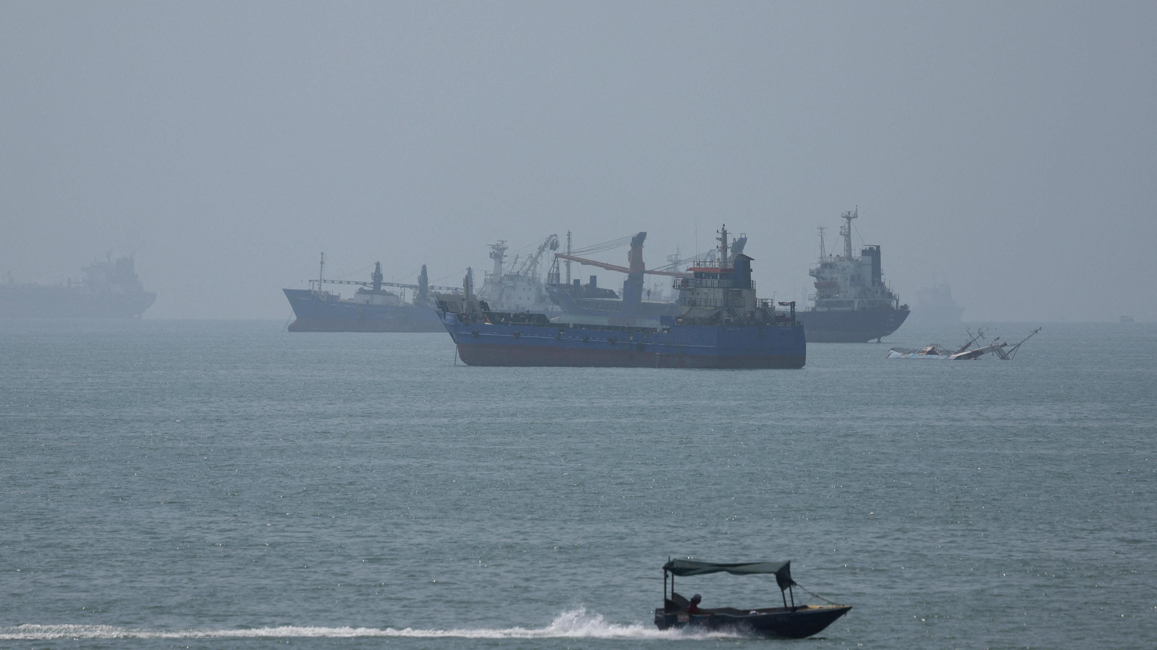 US Strike on Larak Island Heightens Environmental Risk in Strait of Hormuz