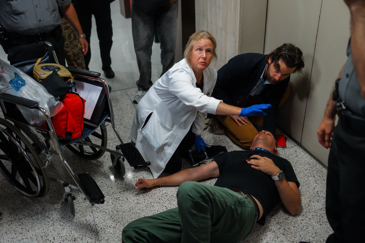 Confrontation Erupts Between Journalists and Immigration Agents in New York City