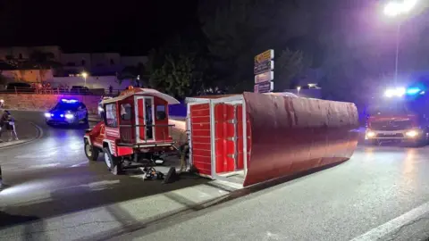 Tourist train overturns in Cártama, injuring 17 people during tapas festival