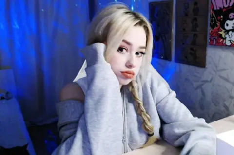 The Dangerous Allure of 'Molecule': How a Viral Weight-Loss Pill is Affecting Young Russians