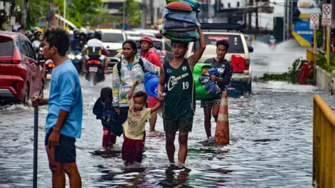 Typhoon Kalmaegi Claims 114 Lives in the Philippines, Heads Toward Vietnam