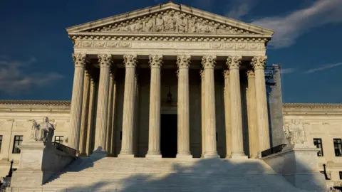 Supreme Court Blocks Nitrogen Gas Execution in Alabama