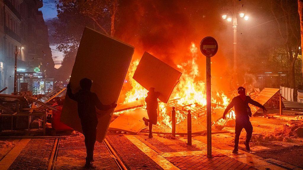 Protesters set barricades on fire in Marseille at night