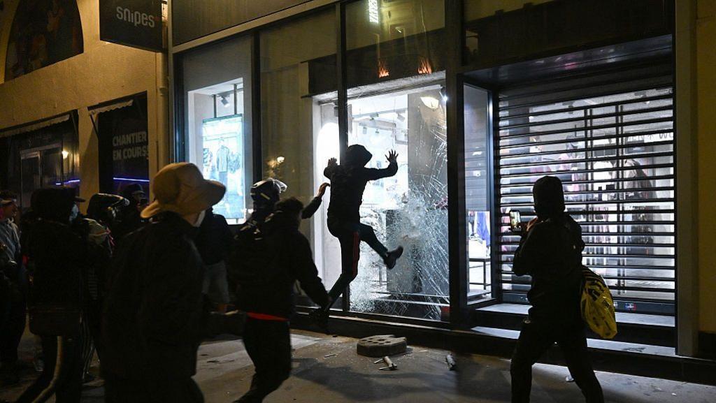 Shop window shattered during Paris riots