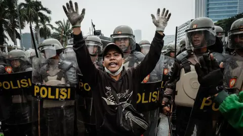 Indonesian Lawmakers Receive Increased Allowances Amid Public Outcry