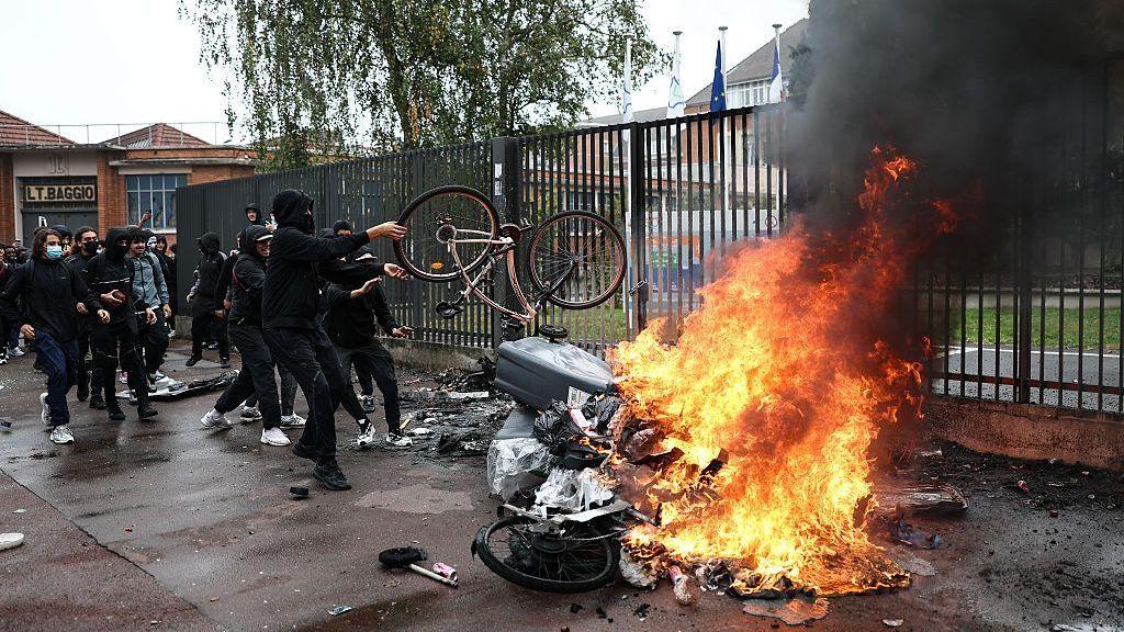 Student Protests Over Overcrowded Classrooms Spark 400 Detentions in France