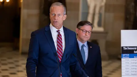 US Senate Impasse Extends Government Shutdown Into Second Week