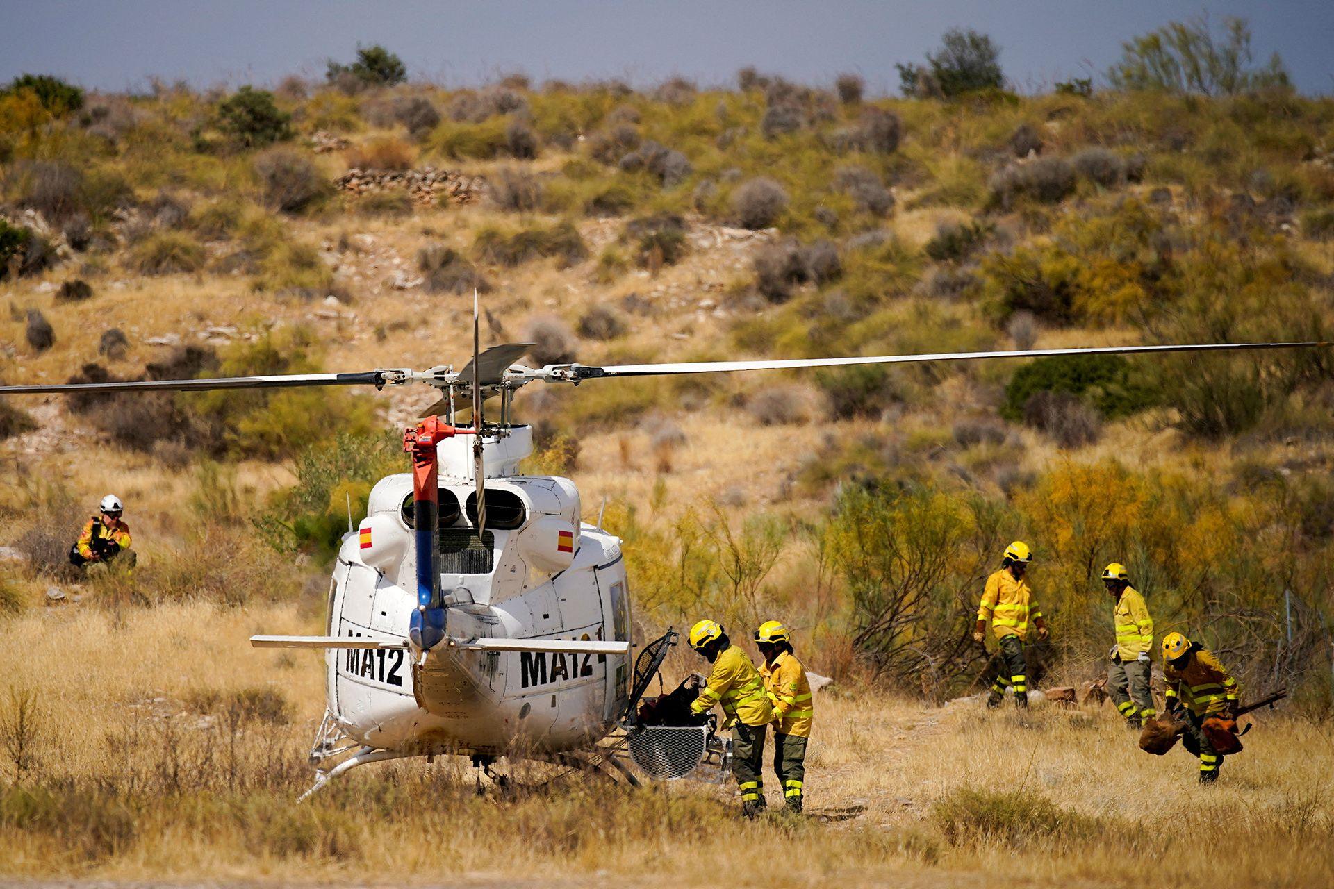 Firefighters in a helicopter scene after the Almería wildfires