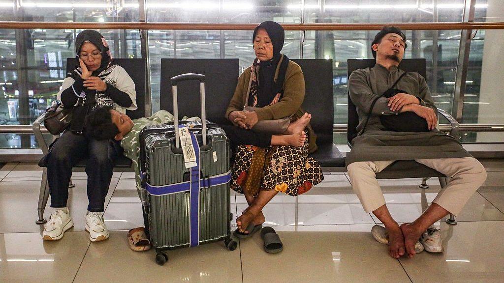Volcanic Ash Sparks Flight Chaos at Indonesia’s Key Airport