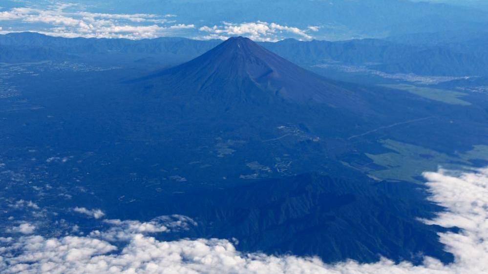 Father’s Decision Raises Safety Concerns on Japan’s Iconic Mount Fuji