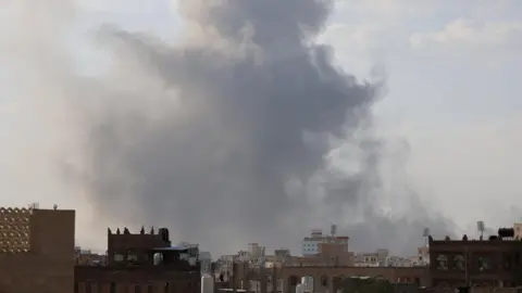 Escalating Tensions: Israeli Airstrikes Target Yemeni Houthis, Resulting in Casualties