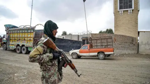 Taliban Confirms Retaliatory Attacks on Pakistan Amid Border Tensions