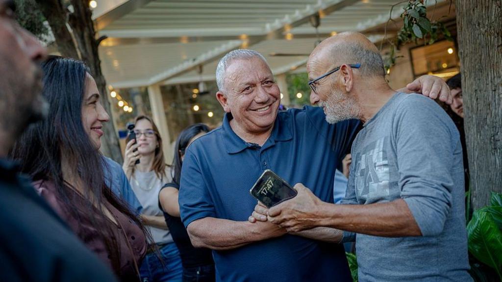 Eisenkot shakes a man’s hand