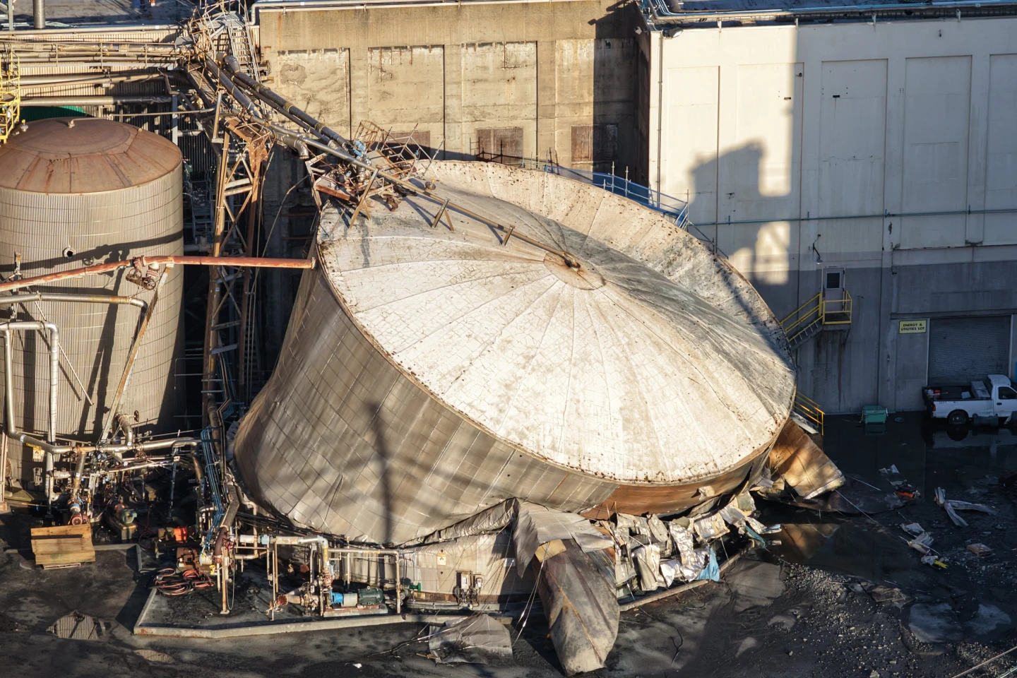 Unstable White Liquor Tank Collapse Triggers Widespread Chemical Spill in Longview