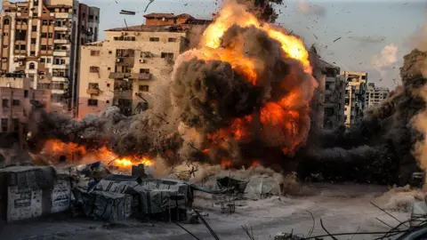 Escalating Conflict: Israeli Forces Advance in Gaza City